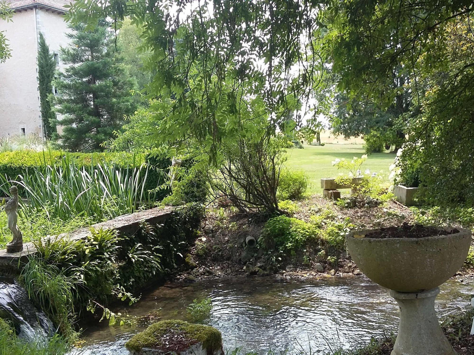 Moulin Rouhaud Hotel Montboyer Екстериор снимка