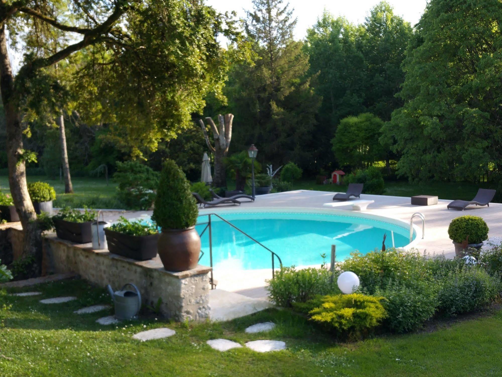 Moulin Rouhaud Hotel Montboyer Екстериор снимка